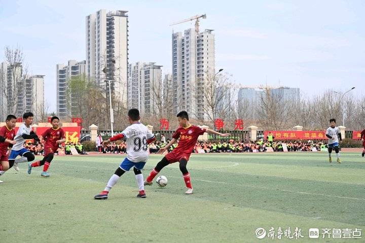 关于精彩足球比赛持续升温，球场气氛热闹的信息